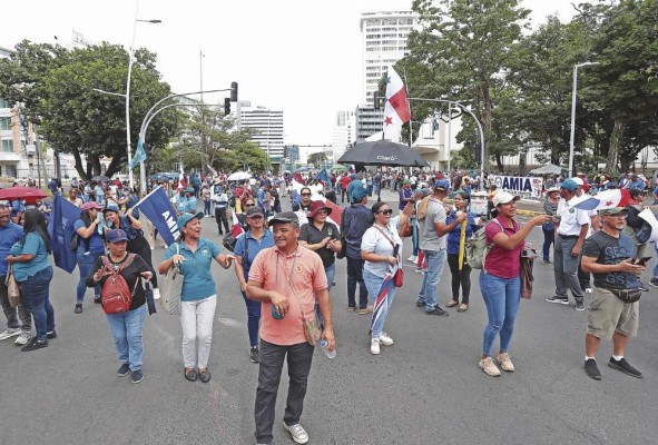 Los docentes volvieron a marchar en contra del contrato minero y continuarán hoy.