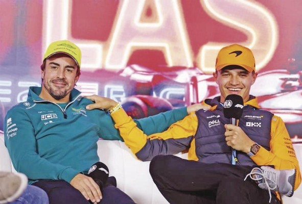El español Fernando Alonso, de Aston Martin (i) y el británico Lando Norris, de McLaren (d)