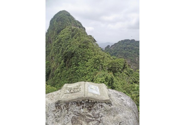 El paisaje tiene muchas piedras grandes que se han ido desprendiendo de Cerro Trinidad durante millones de años.