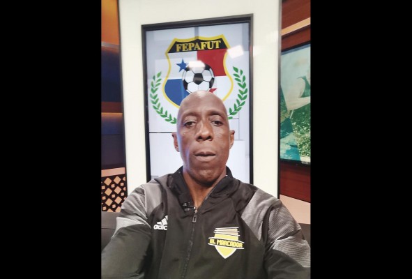 Pércibal Piggott en su labor de comentarista deportivo.