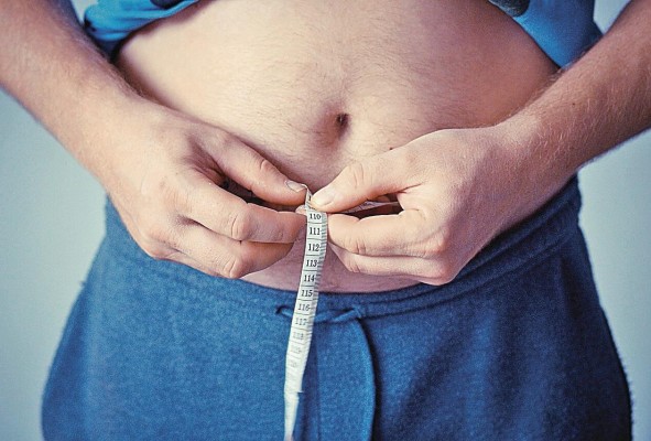 El consumo de alcohol y el sedentarismo son dos de los principales detonantes del sobrepeso en la población masculina.