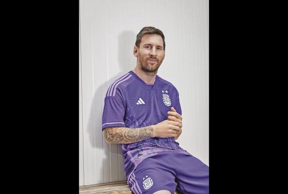 selección de argentina. Adidas. Visitante Por primera vez en la historia, Argentina vestirá el color violeta. Según reza la marca, “está inspirado en la igualdad de género, y los valores de diversidad e inclusión”.