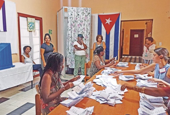 Integrantes de una mesa electoral realizan el conteo de votos, al cierre de la jornada electoral, en La Habana (Cuba). Foto de archivo.