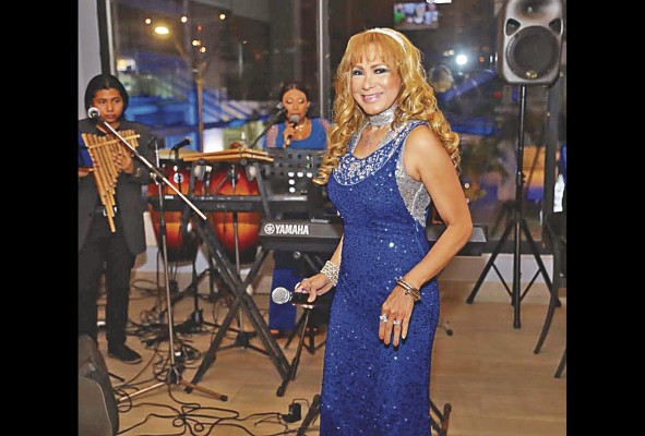 La periodista panameña Flor Lizondro durante el recital 'Mi Brújula' en honor a Marden Paniza.