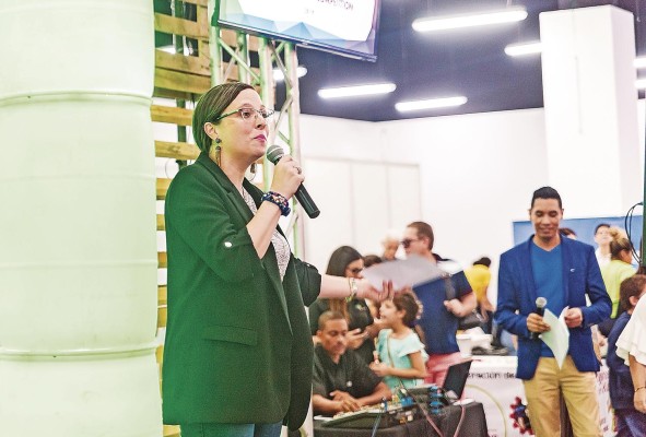 Sempf también es abogada, conferencista y líder comunitaria.