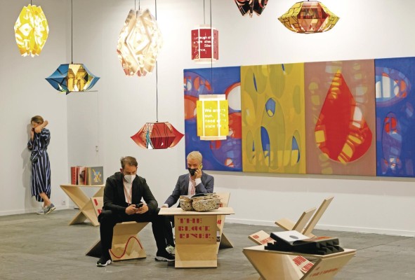 Varias personas visitan la 40 edición de ARCO, en Madrid. ARCO, la feria de arte contemporáneo más importante de España, que se celebra este año de manera excepcional en verano por la pandemia y con un formato más pequeño.