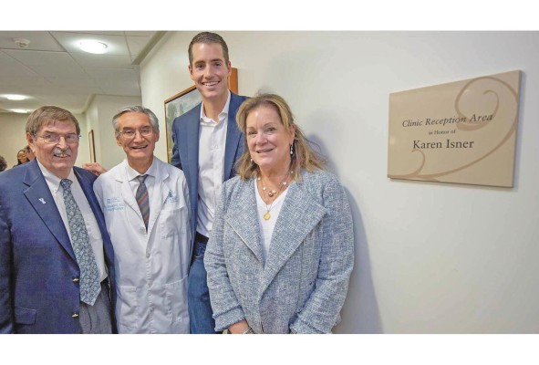 En noviembre inauguró la Isner Family Foundation para brindar apoyo a los hospitales en el área de Dallas.
