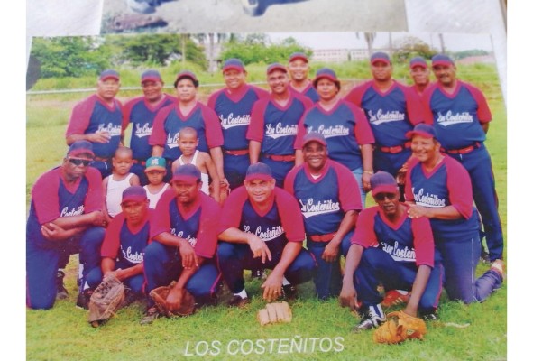Costeños. Óscar Molinar, octavo de pie de izquierda a derecha, se mantuvo activo en el softbol hasta su fallecimiento en 2013.