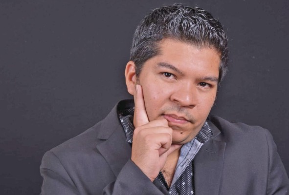 Alvarado obtuvo el Premio Internacional de Poesía Nicolás Guillén en 2012 por su libro 'Viaje Solar de un tren hacia la noche de Matachín'.