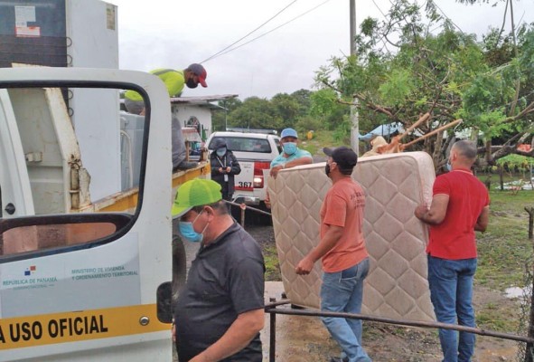 Desalojo voluntario de familias cuyas casas colindan con el río Santa María, en Herrera.