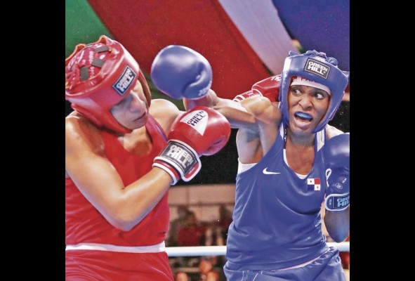 La boxeadora Atheyna Bylon durante su combate por la medalla de oro.