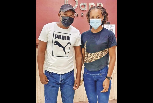 Florencio entrena actualmente a la campeona sudamericana de salto largo Nathalee Aranda, quien busca un cupo para Tokio.