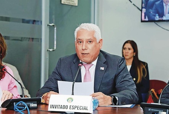 Carlos González, viceministro de Economía y Finanzas, durante la sustentación del crédito adicional en la Asamblea.