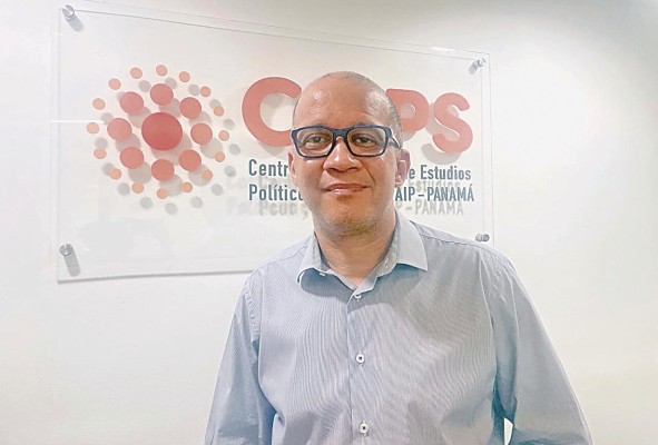 Doctor en ciencias políticas y sociología de la Universidad Complutense de Madrid, España.
