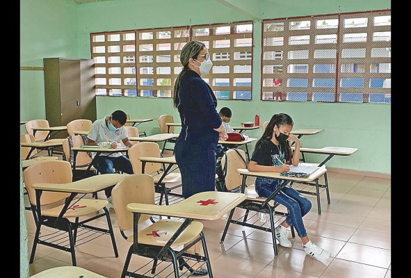 Trescientos mil estudiantes de todo el país iniciaron el tercer trimestre escolar con clases semipresenciales