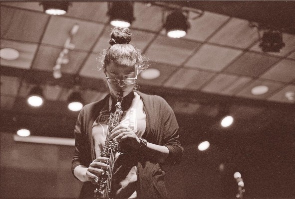 Lihi Haruvi vive el 'jazz' a través de su saxofón en cada nota que interpreta.