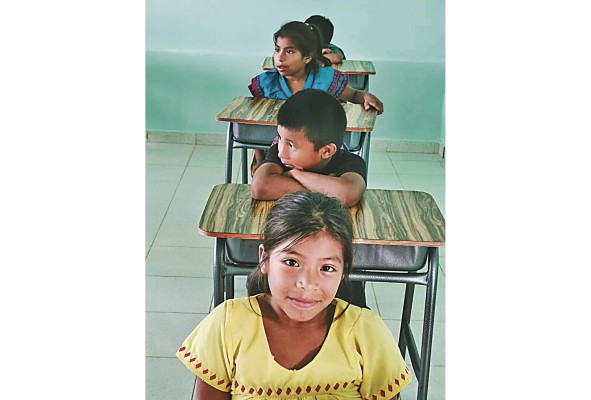 Desde el 2021 los niños y niñas de las comarcas contarán con sus camisas bordadas y batitas.