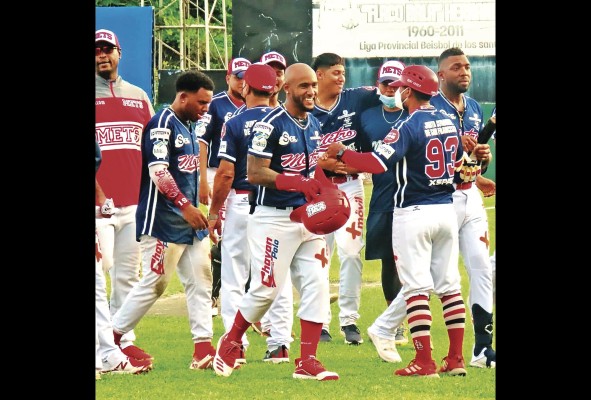 El equipo capitalino casi siempre, a partir de los años 80 principalmente, ha utilizado el distintivo de Metro en su camiseta.