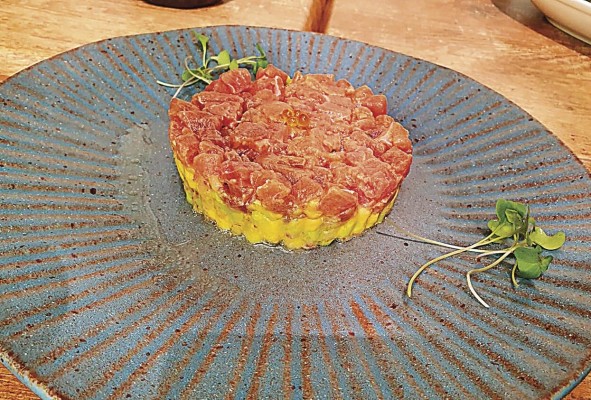 Tartar de atún rojo con cama de aguacate