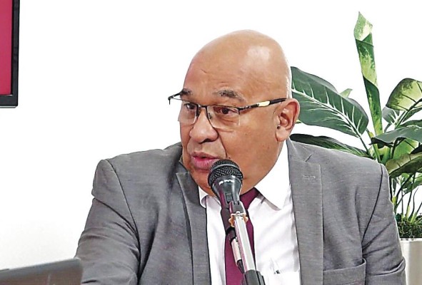 Euclides Tapia, profesor de relaciones internacionales