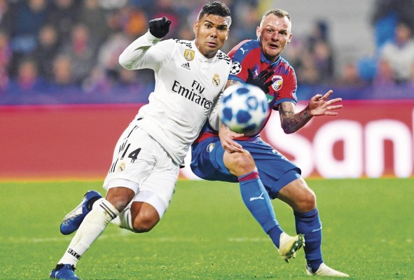 El jugador Casemiro disputaba el balón con Jakub Reznicek de Plzen en 2018.