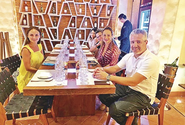 Una gran experiencia es la degustación de vinos mexicanos.