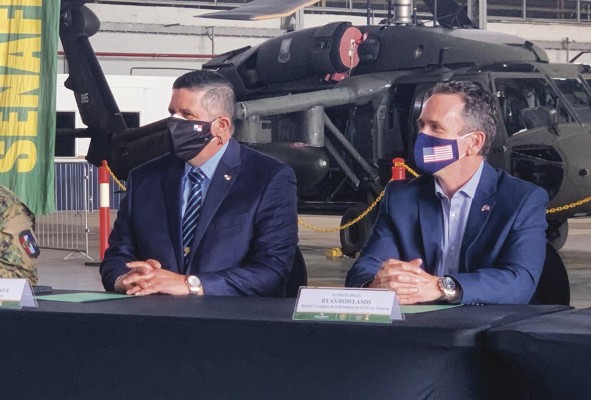 El ministro de Seguridad, Juan Pino, junto al encargado de negocios de la Embajada de EE.UU. en Panamá, Ryan Rowlands