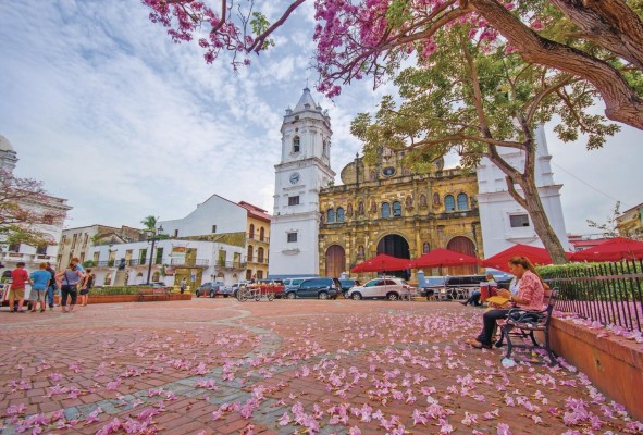 Casco Viejo. Es uno de los sitios con más oferta de actividades. Con solo ir a caminar uno puede apreciar la arquitectura y los colores. Contiene muchos restaurantes con variedad para satisfacer a todos los gustos. Se caracteriza por sus terrazas, en las que se puede apreciar el atardecer al mismo tiempo que una rica merienda.