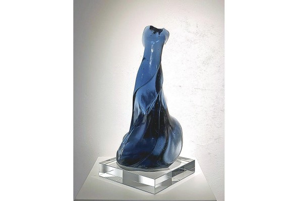 Ronit Levy presenta 'Midnight Blue Dress'