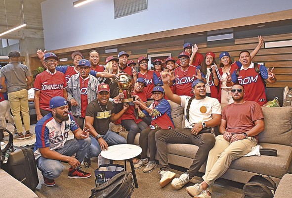 Jugadores de los Tigres de Licey, de República Dominicana, posan con la copa obtenida al ganar la Serie del Caribe Gran Caracas 2023.
