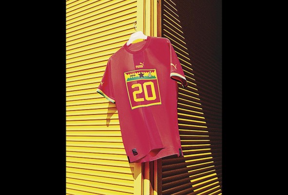 Selección de Ghana. Puma. Visitante Con un estilo parecido al de Uruguay, Ghana utilizará una camiseta roja junto con el número y el escudo de la federación en el medio. También tendrá detalles en alusión a su bandera en el medio.