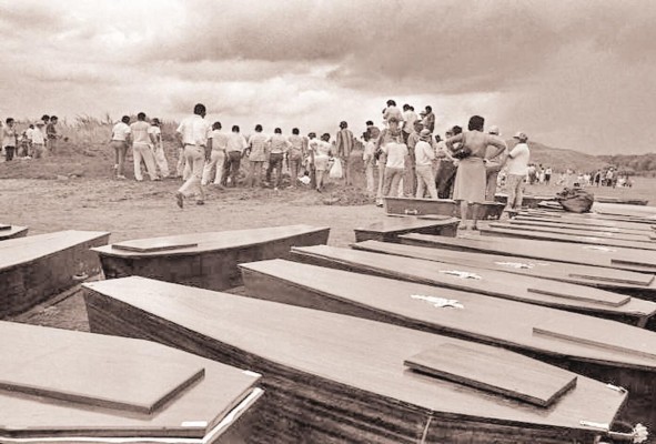 Año 1990. Exhumación de cadáveres de la invasión en el Jardín de Paz. Fotografía tomada con un lente gran angular prestado en el sitio por el colega Carlos Guardia (q.e.p.d). Apareció en primera plana a 5 columnas