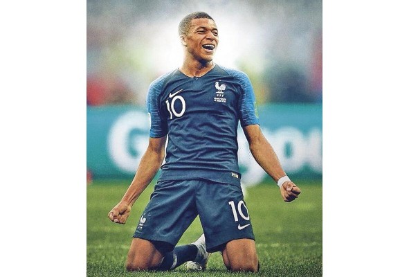 El 31 de agosto se hizo oficial su cesión con una opción de compra obligatoria de $195 millones al París Saint-Germain Football Club.