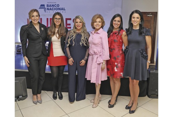 Marisol Guizado, Ivette Leonardi, Cibeles de Freitas, Carmen Amada Pinzón, Miroslava Martínez y Jacqueline Bern