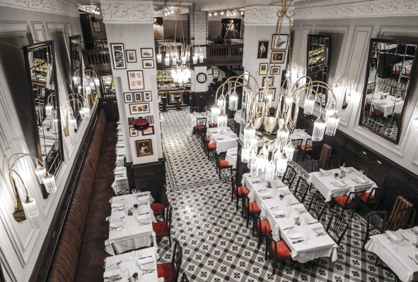 Salón principal de 1924. El restaurante es considerado una de las más interesantes experiencias que se puedan vivir en Estambul.