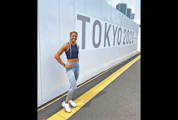 En una carrera marcada por la fuerte lluvia que caía en el Estadio Olímpico de Tokio, la deportista partió desde el carril 4 con el objetivo de clasificar a la final.