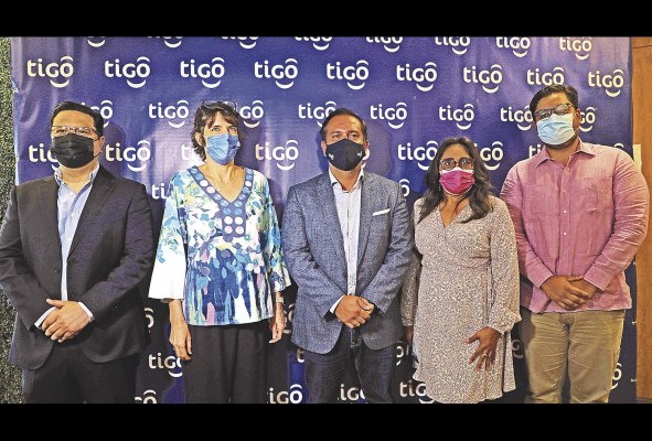 De izquierda a derecha: Manuel García, director ejecutivo de mercadeo, Tigo Panamá; Sandie Blanchet, representante de Unicef en Panamá; Marcelo Benítez, gerente general de Tigo Panamá; Anabella Yepes, directora nacional de Formación y Perfeccionamiento Profesional, Meduca, y Francisco Trejos, oficial de educación, Unicef.