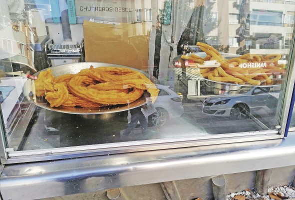 Al freír dicha masa en forma alargada, algunos vieron que se asemejaba a la cornamenta de una oveja churra y por eso surgió la denominación de churro, que se popularizó durante el siglo XIX en diversas comunidades españolas.