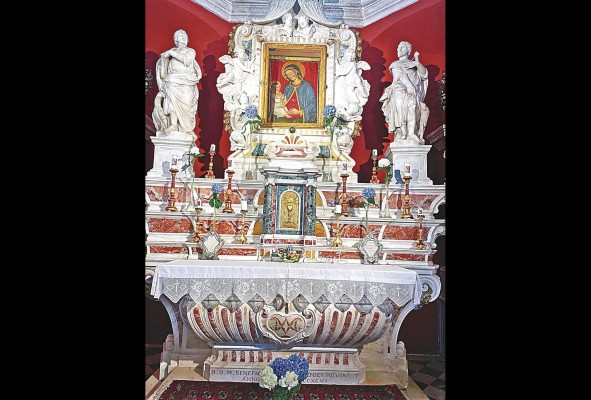 Altar del la iglesia de Nuestra Señora de las Rocas