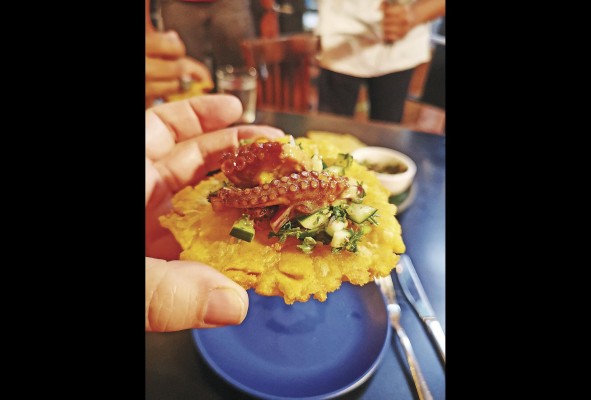 Pulpo guisado en leche de coco sobre patacón en Fonda lo que Hay