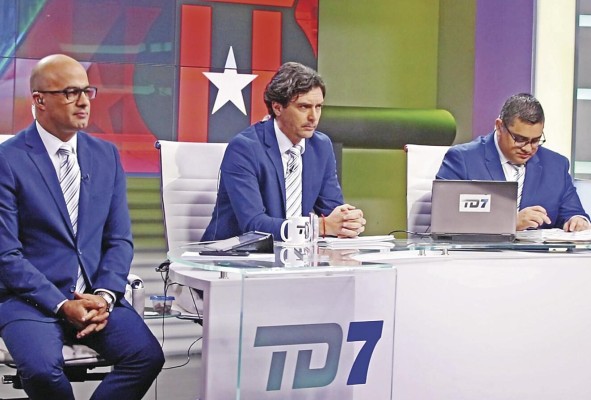Ciccia, en el centro de la mesa, durante una de las transmisiones regulares de 'Teletica Canal 7'.