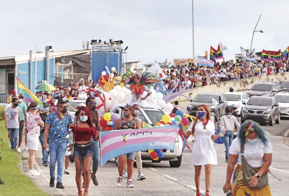 Dagmar Eskenazi y miembros de la comunidad LGBTIQ+ durante la marcha.