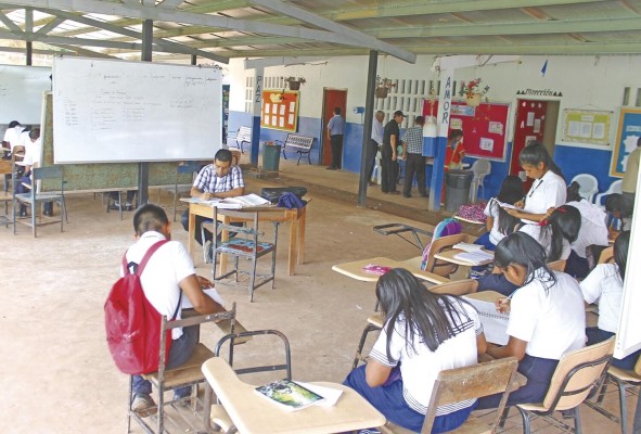 El Plan de Educación Intercultural Bilingüe no es el único proyecto que no termina de cuajar en la educación en áreas indígenas.