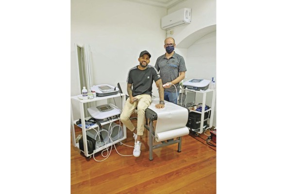 Atendiendo una revisión médica. Luis Mejía continúa con los entrenamientos en casa siguiendo los parámetros del club.