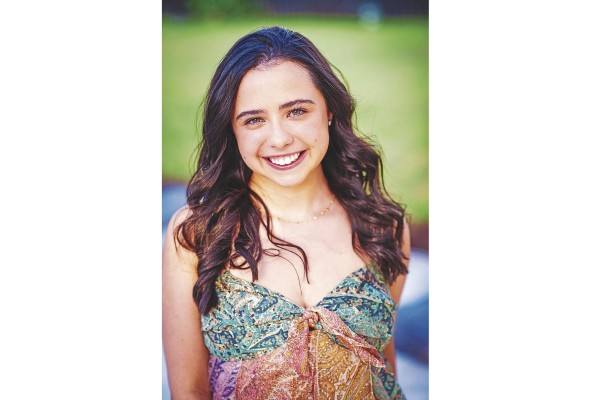 María Sofía Costa Brid es una de las debutantes que apreciaremos en el Festival de Debutantes 2023 a celebrarse el 1 de julio en la terraza Mar del Sur del Club Unión, evento este organizado por las Damas Guadalupanas para recaudar fondos para sus programas de proyección social. Son sus padres el señor Antonio Nicolás Costa Zurita y la señora Lina Gisela Brid Varela. .