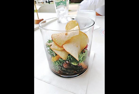 Ensalada con hongos, lechuga, maíz y frutos rojos