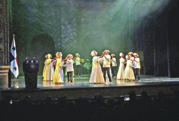 Conjunto típico durante su presentación en el Teatro Nacional.
