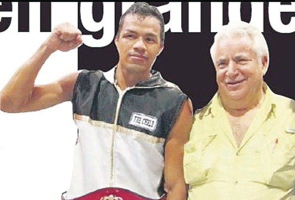 Johan 'Manotas' González (i), junto a su apoderado Manuel Pérez Barreiro.