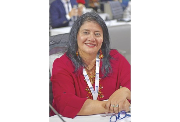 Emma Gómez. Lexicógrafa, profesora y crítica literaria. “Indudablemente toda actividad que visibilice y reconozca las cualidades y logros de las mujeres es un paso más en la nivelación de sociedades donde generalmente solían ser reconocidos los hombres. Es una invitación para que las mujeres sigan soñando y alcanzando metas. Somos fuertes, poderosas y creativas, y Panamá necesita de legados que den ejemplo a la niñez y a la juventud”. “Trabajar por el patrimonio cultural me ha permitido conocer a mujeres maravillosas, entregadas a la salvaguardia de sus conocimientos tradicionales, y esa oportunidad no tiene precio”.