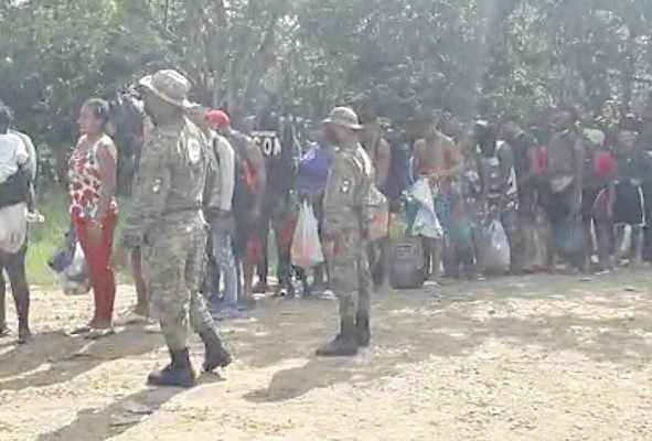 Personal de Senafront recibe a los migrantes.